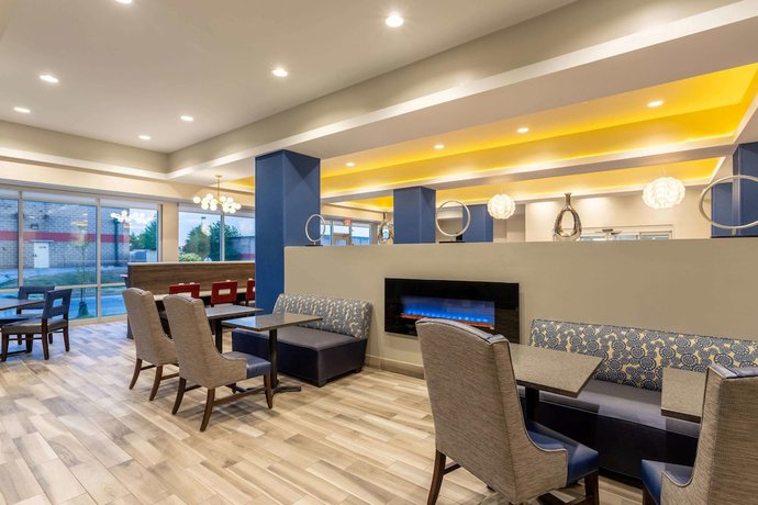 Imagen de los interiores del Hotel La Quinta Inn and Suites by Wyndham Bloomington. Foto 19