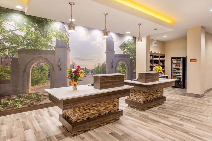 Imagen de los interiores del Hotel La Quinta Inn and Suites by Wyndham Bloomington. Foto 20