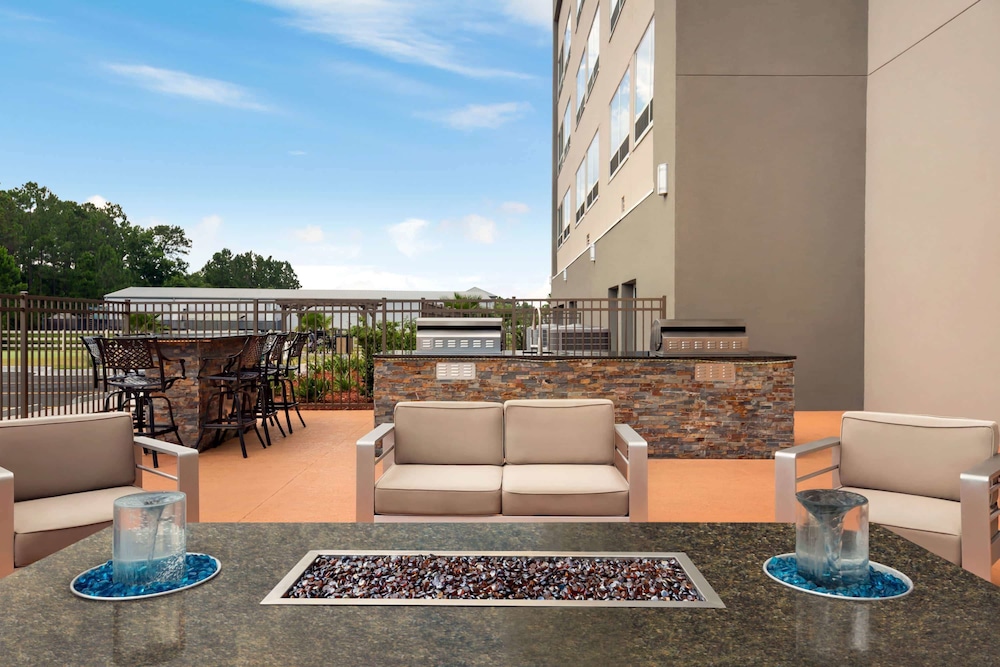 Imagen de la piscina del Hotel La Quinta Inn and Suites by Wyndham Brunswick/Golden Isles. Foto 17