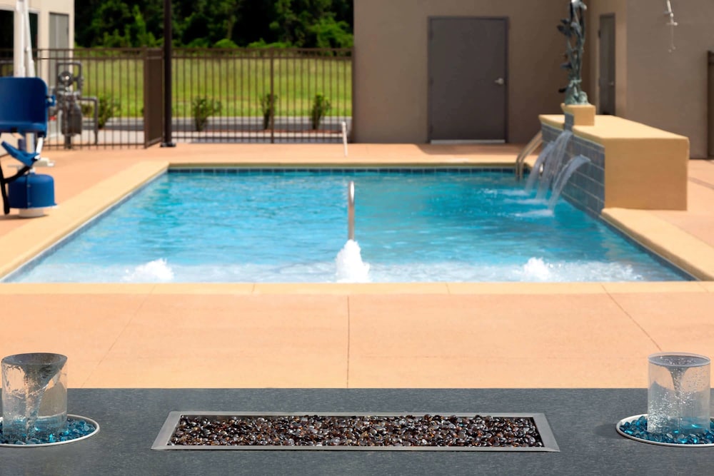 Imagen de la piscina del Hotel La Quinta Inn and Suites by Wyndham Brunswick/Golden Isles. Foto 18