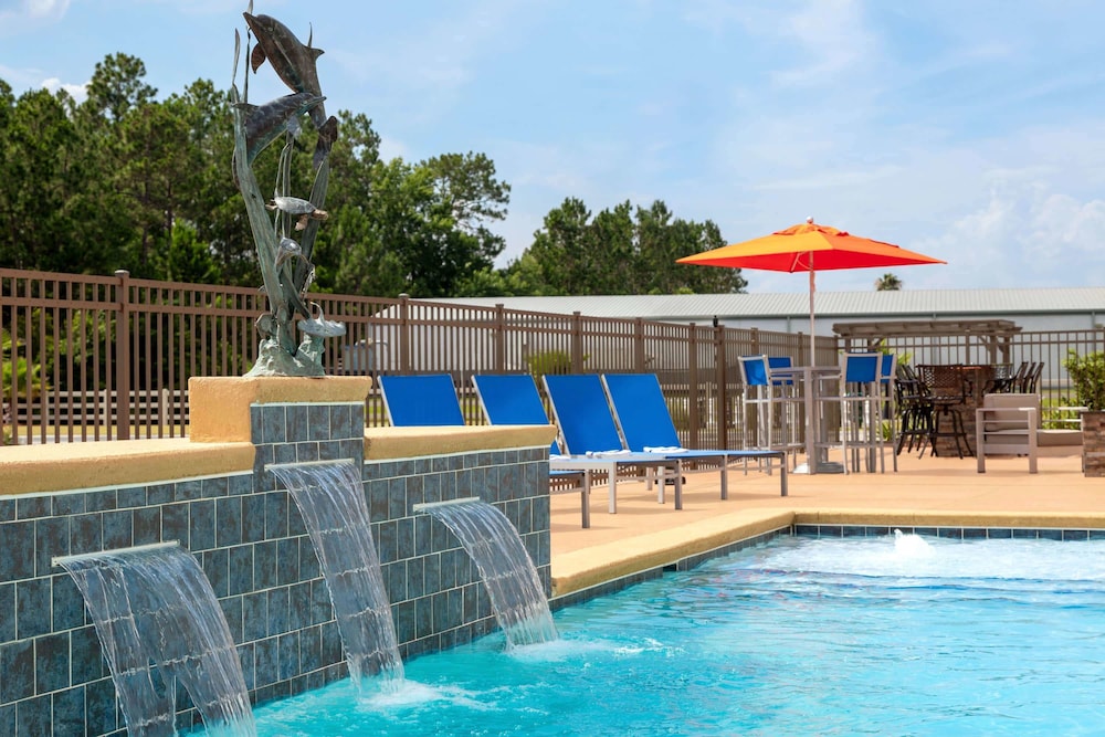 Imagen de la piscina del Hotel La Quinta Inn and Suites by Wyndham Brunswick/Golden Isles. Foto 19