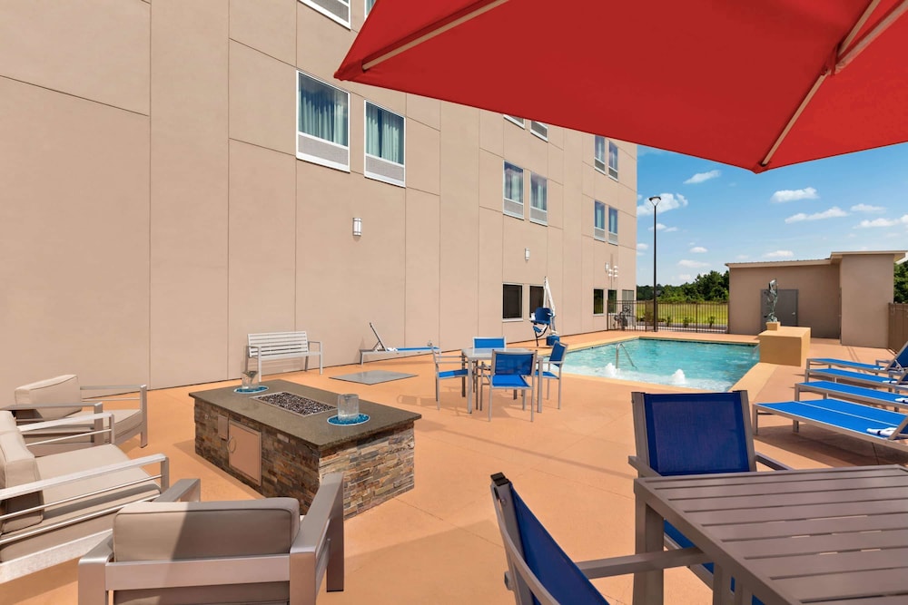 Imagen de la piscina del Hotel La Quinta Inn and Suites by Wyndham Brunswick/Golden Isles. Foto 20