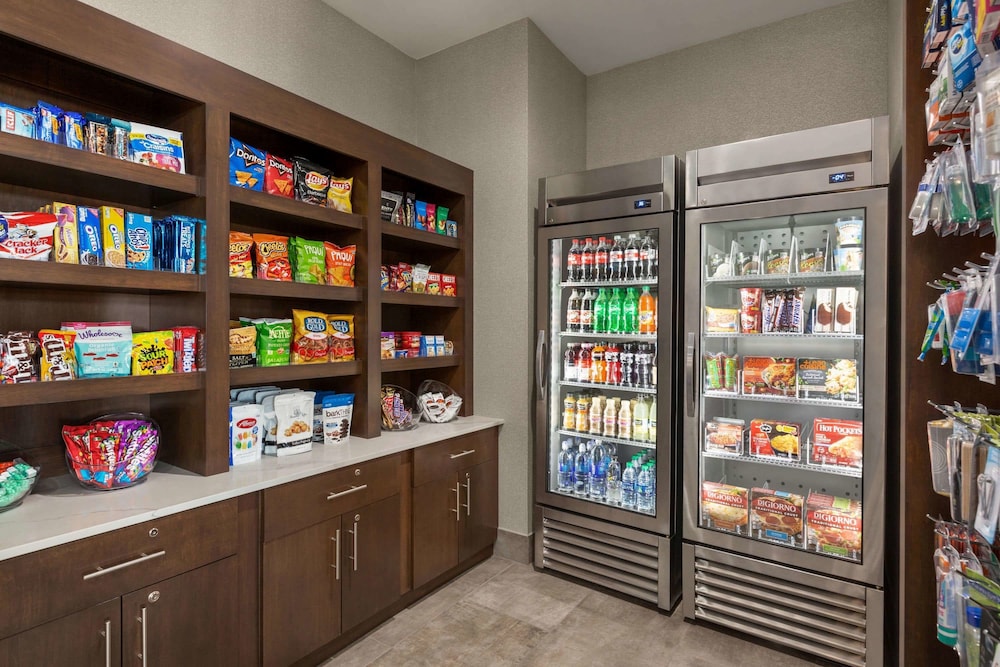 Imagen de los interiores del Hotel La Quinta Inn and Suites by Wyndham Brunswick/Golden Isles. Foto 15