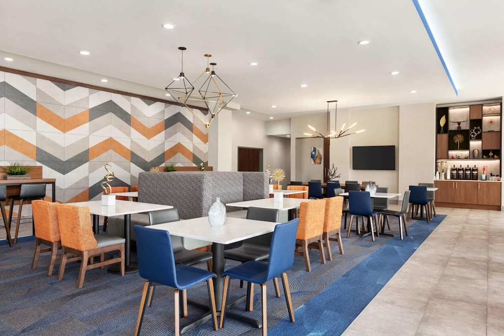 Imagen del bar/restaurante del Hotel La Quinta Inn and Suites by Wyndham Brunswick/Golden Isles. Foto 3