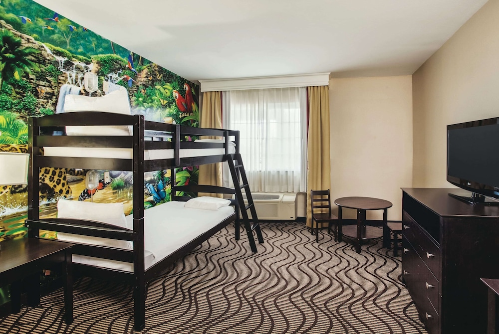 Imagen de la habitación del Hotel La Quinta Inn and Suites by Wyndham Carlsbad - Legoland Area. Foto 5