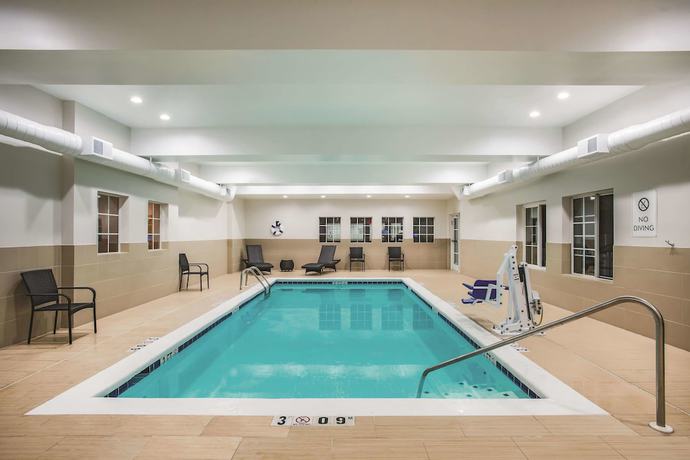Imagen de la piscina del Hotel La Quinta Inn and Suites by Wyndham Chambersburg. Foto 20