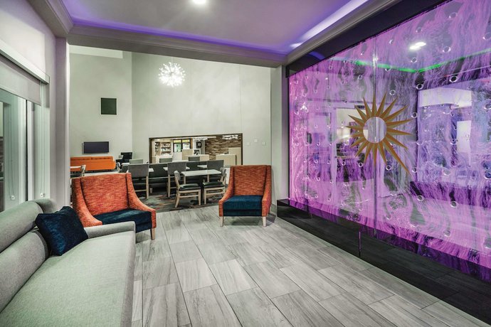Imagen de los interiores del Hotel La Quinta Inn and Suites by Wyndham Chattanooga-Hamilton Place. Foto 19
