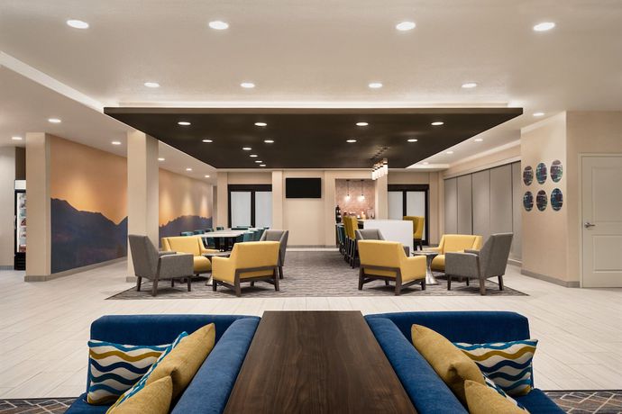 Imagen de los interiores del Hotel La Quinta Inn and Suites by Wyndham Clovis CA. Foto 17