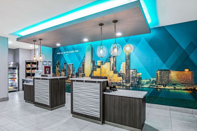 Imagen de los interiores del Hotel La Quinta Inn and Suites by Wyndham DFW West-Glade Parks. Foto 18