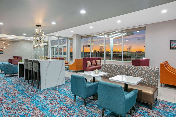 Imagen de los interiores del Hotel La Quinta Inn and Suites by Wyndham DFW West-Glade Parks. Foto 19
