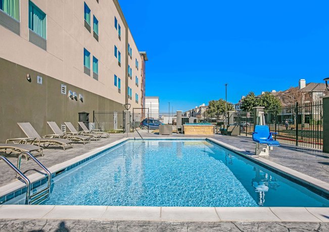 Imagen de la piscina del Hotel La Quinta Inn and Suites by Wyndham DFW West-Glade Parks. Foto 20