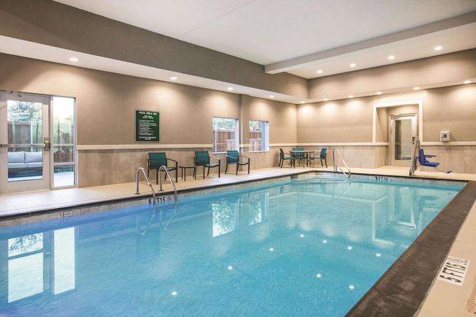 Imagen de la piscina del Hotel La Quinta Inn and Suites by Wyndham Dallas - Richardson. Foto 20
