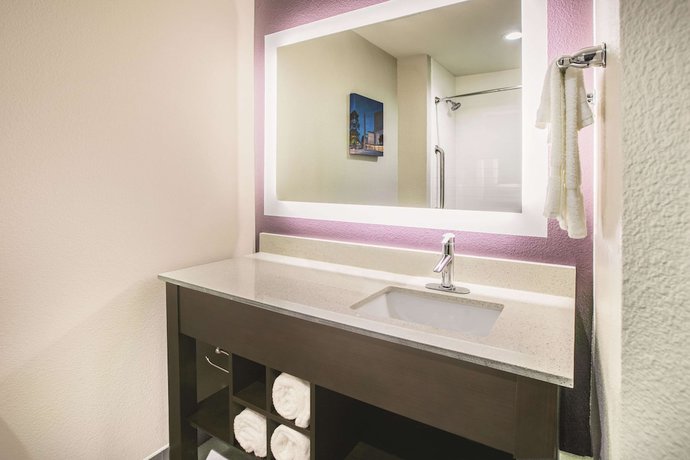 Imagen de la habitación del Hotel La Quinta Inn and Suites by Wyndham Dallas - Richardson. Foto 7