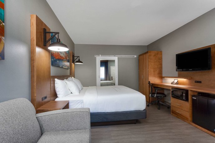 Imagen de la habitación del Hotel La Quinta Inn and Suites by Wyndham Ft. Myers-Sanibel Gateway. Foto 6