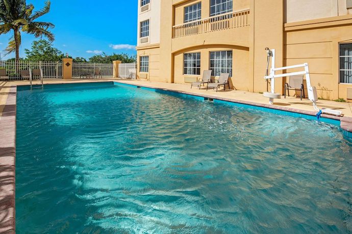 Imagen de la piscina del Hotel La Quinta Inn and Suites by Wyndham Ft. Pierce. Foto 19