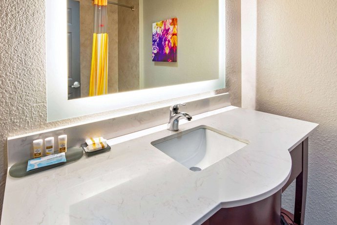 Imagen de la habitación del Hotel La Quinta Inn and Suites by Wyndham Ft. Pierce. Foto 10