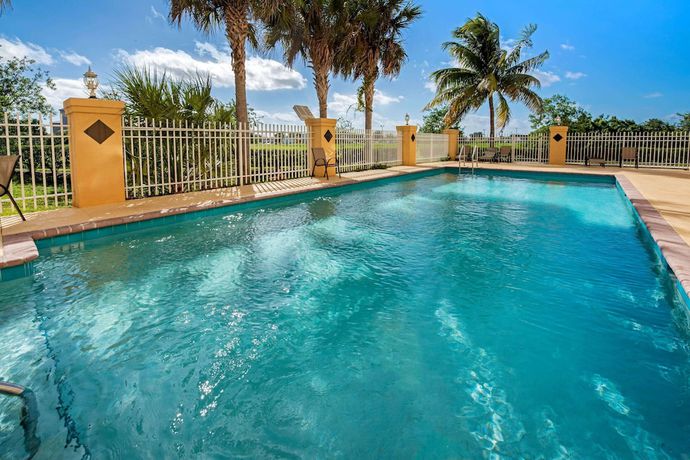 Imagen de la piscina del Hotel La Quinta Inn and Suites by Wyndham Ft. Pierce. Foto 20
