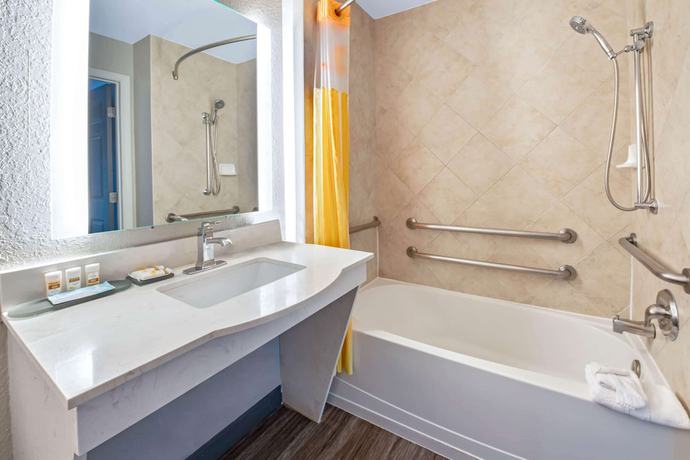 Imagen general del Hotel La Quinta Inn and Suites by Wyndham Ft. Pierce. Foto 1