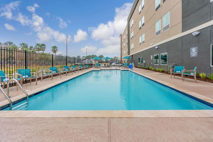 Imagen de la piscina del Hotel La Quinta Inn and Suites by Wyndham Houston Spring South. Foto 20