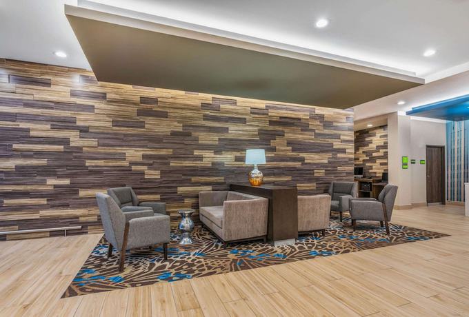 Imagen de los interiores del Hotel La Quinta Inn and Suites by Wyndham Houston Spring South. Foto 17