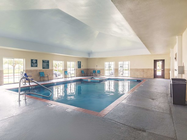 Imagen de la piscina del Hotel La Quinta Inn and Suites by Wyndham Houston/Clear Lake-NASA. Foto 19