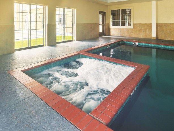 Imagen de la piscina del Hotel La Quinta Inn and Suites by Wyndham Houston/Clear Lake-NASA. Foto 20