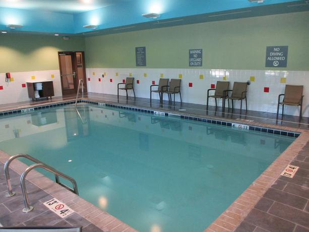 Imagen de la piscina del Hotel La Quinta Inn and Suites by Wyndham Jackson/Cape Girardeau. Foto 19