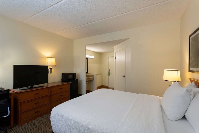 Imagen de la habitación del Hotel La Quinta Inn and Suites by Wyndham Jacksonville Mandarin. Foto 2