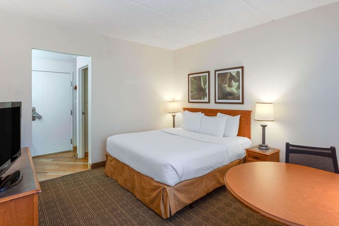 Imagen de la habitación del Hotel La Quinta Inn and Suites by Wyndham Jacksonville Mandarin. Foto 9