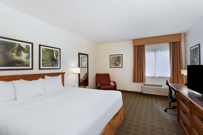 Imagen de la habitación del Hotel La Quinta Inn and Suites by Wyndham Jacksonville Mandarin. Foto 15