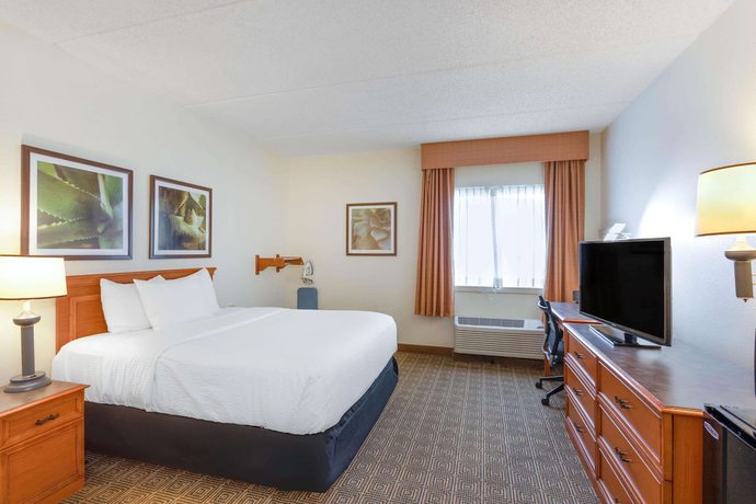 Imagen de la habitación del Hotel La Quinta Inn and Suites by Wyndham Jacksonville Mandarin. Foto 18