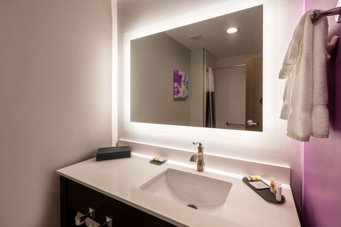 Imagen de la habitación del Hotel La Quinta Inn and Suites by Wyndham Lafayette Oil Center. Foto 2