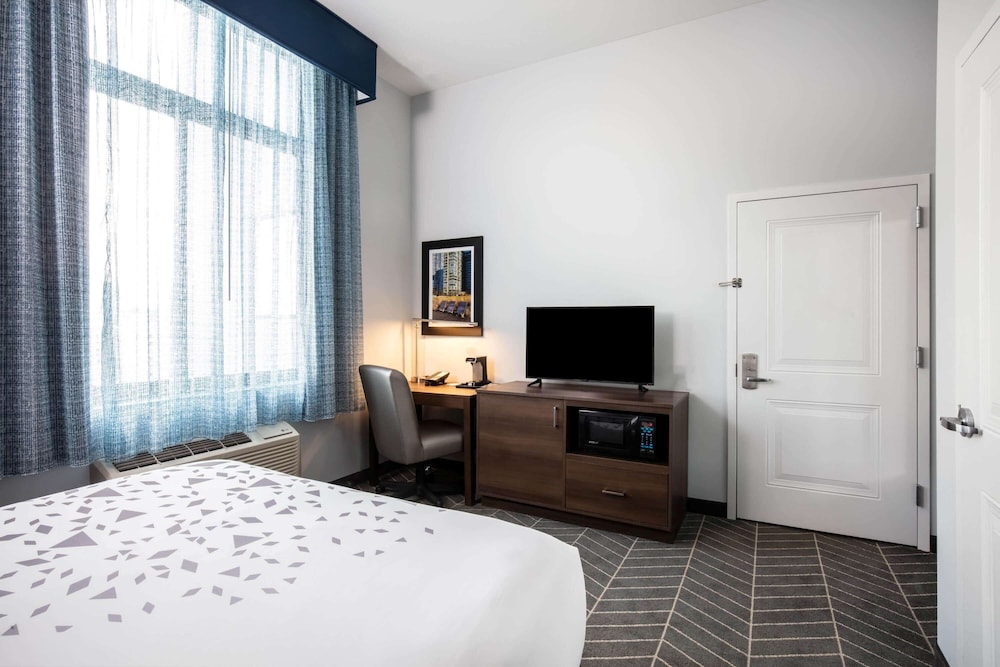 Imagen de la habitación del Hotel La Quinta Inn and Suites by Wyndham Long Island City. Foto 11