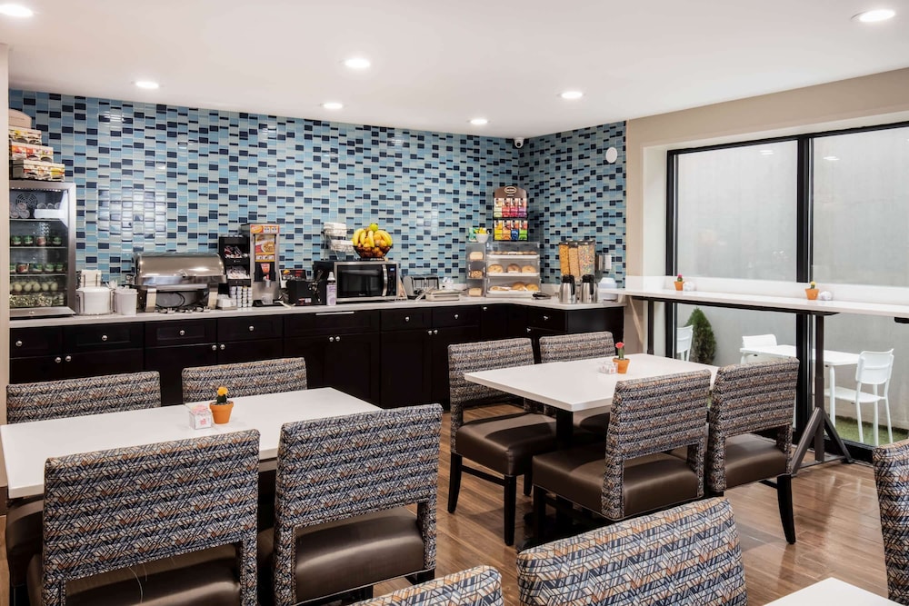 Imagen del bar/restaurante del Hotel La Quinta Inn and Suites by Wyndham Long Island City. Foto 3