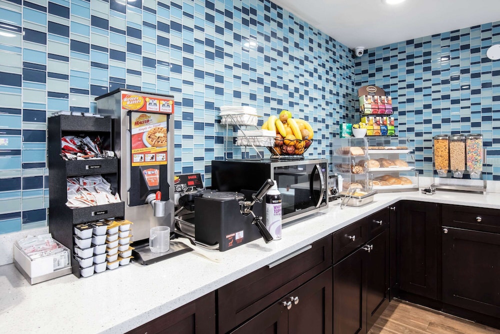 Imagen del bar/restaurante del Hotel La Quinta Inn and Suites by Wyndham Long Island City. Foto 4