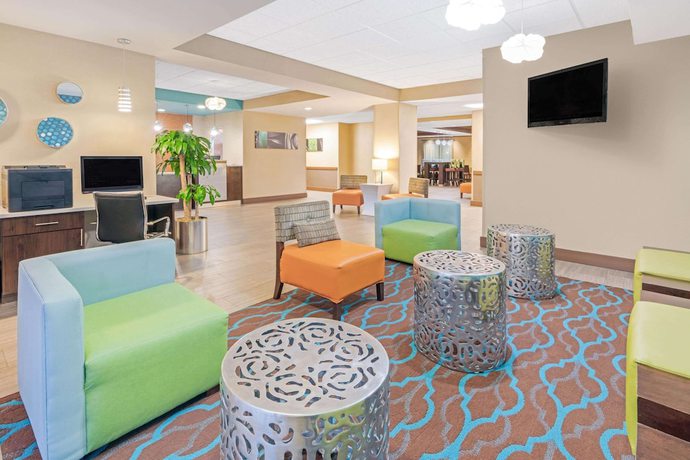 Imagen de los interiores del Hotel La Quinta Inn and Suites by Wyndham Midwest City - Tinker AFB. Foto 20
