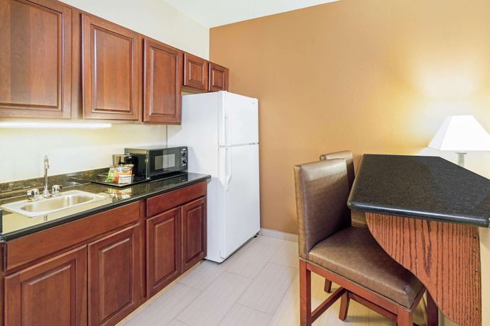 Imagen de la habitación del Hotel La Quinta Inn and Suites by Wyndham Midwest City - Tinker AFB. Foto 6