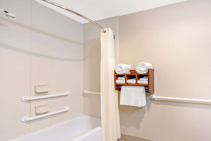 Imagen general del Hotel La Quinta Inn and Suites by Wyndham Midwest City - Tinker AFB. Foto 1