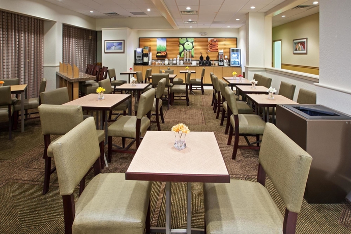 Imagen del bar/restaurante del Hotel La Quinta Inn and Suites by Wyndham Nashville Airport/Opryland. Foto 4