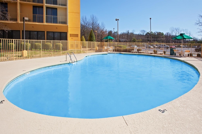 Imagen de la piscina del Hotel La Quinta Inn and Suites by Wyndham Nashville Airport/Opryland. Foto 16