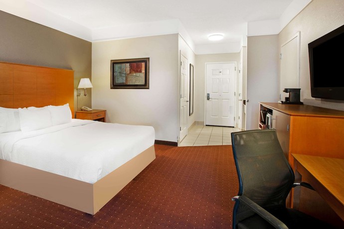 Imagen de la habitación del Hotel La Quinta Inn and Suites by Wyndham Norfolk. Foto 6