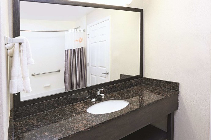 Imagen de la habitación del Hotel La Quinta Inn and Suites by Wyndham Norfolk. Foto 16