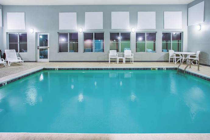 Imagen de la piscina del Hotel La Quinta Inn and Suites by Wyndham O\'Fallon, IL - St. Louis. Foto 19