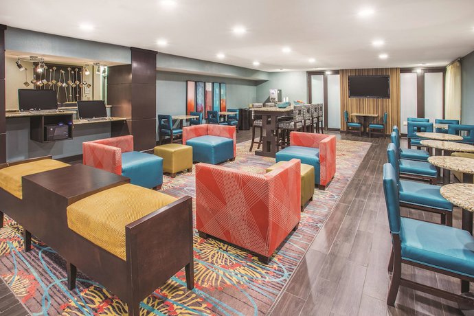 Imagen del bar/restaurante del Hotel La Quinta Inn and Suites by Wyndham O\'Fallon, IL - St. Louis. Foto 2