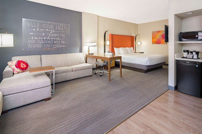 Imagen de la habitación del Hotel La Quinta Inn and Suites by Wyndham Orange County Airport. Foto 7