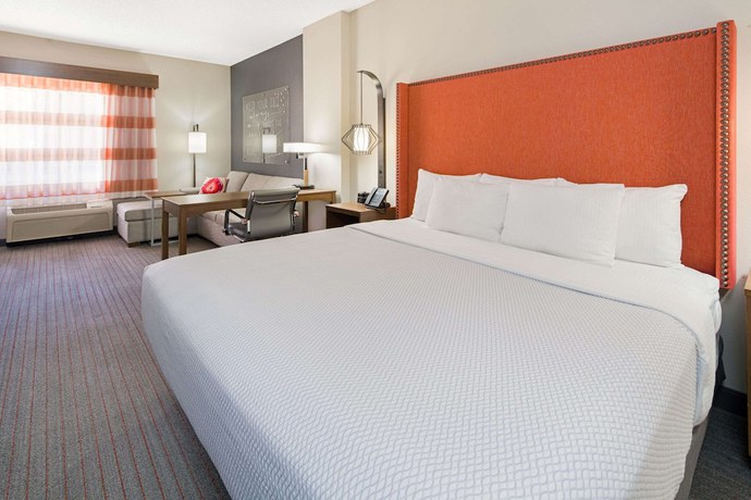 Imagen de la habitación del Hotel La Quinta Inn and Suites by Wyndham Orange County Airport. Foto 8