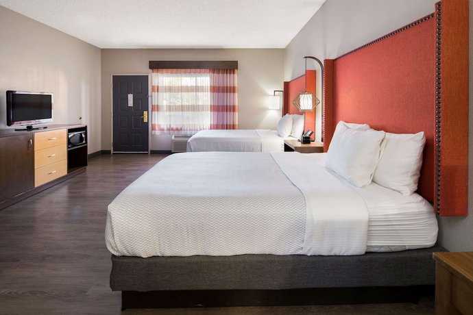 Imagen de la habitación del Hotel La Quinta Inn and Suites by Wyndham Orange County Airport. Foto 9