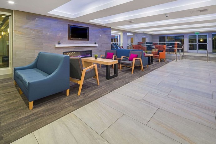 Imagen de los interiores del Hotel La Quinta Inn and Suites by Wyndham Orange County Airport. Foto 17