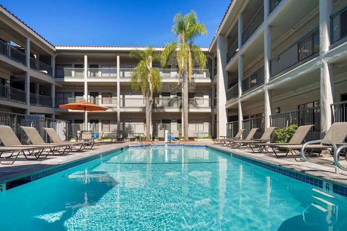 Imagen de la piscina del Hotel La Quinta Inn and Suites by Wyndham Orange County Airport. Foto 20