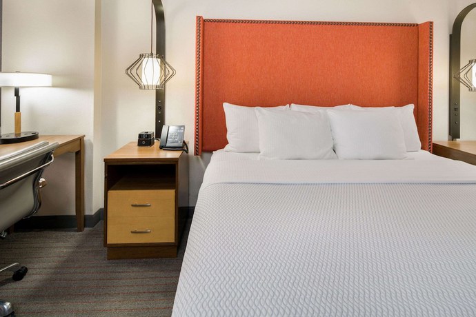 Imagen de la habitación del Hotel La Quinta Inn and Suites by Wyndham Orange County Airport. Foto 11